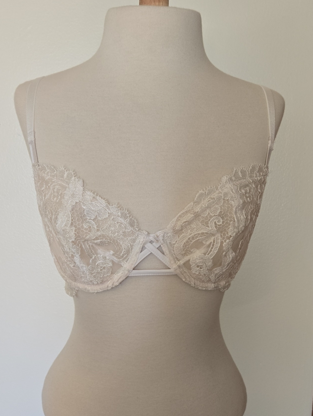 Victoria's Secret Lace Underwire Bra in Light Beige
